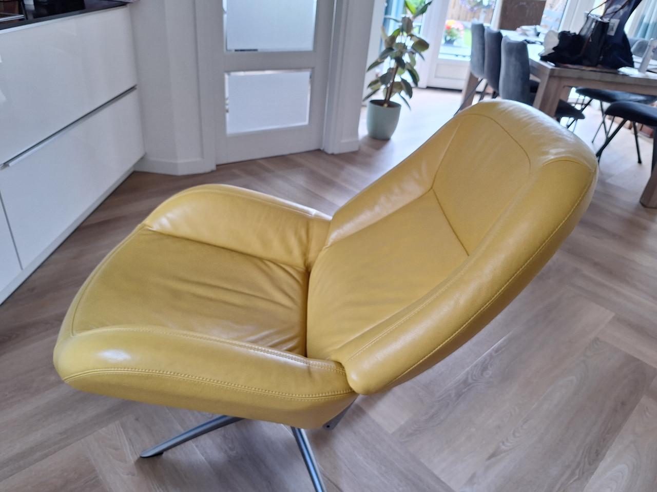 Gele lederen relaxstoel met voetenbankje