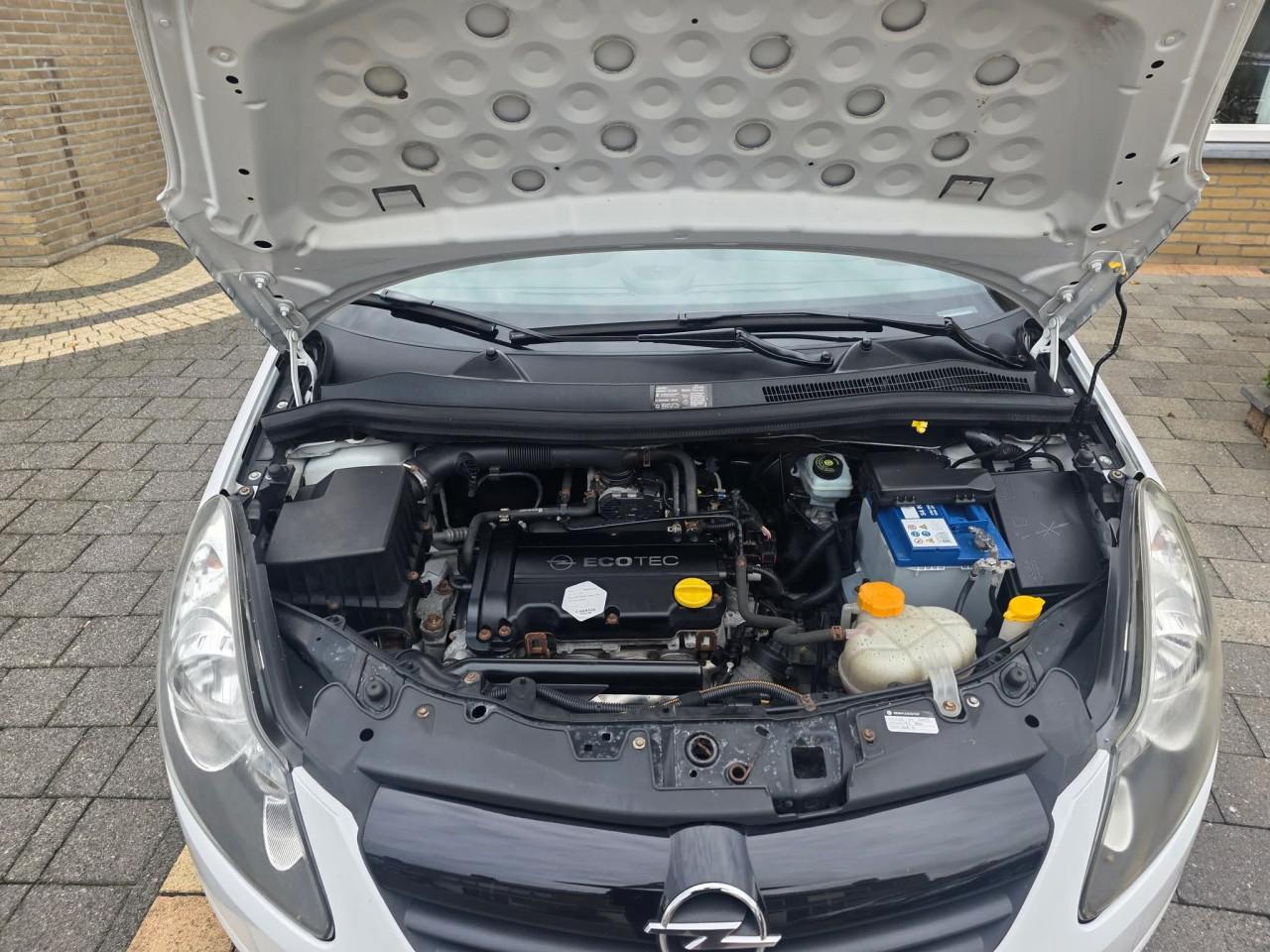 Tekoop zeer mooie Opel Corsa 1.4i 16V  Black and  White