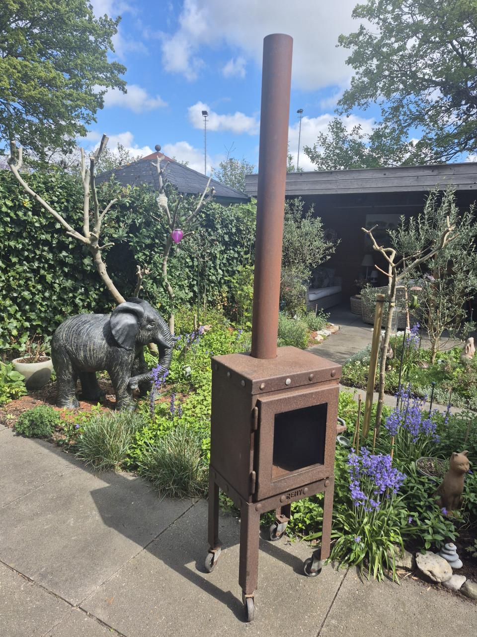 Reny Tuinhaard van cortenstaal op wielen