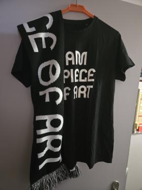 Zwart T-shirt Maat L en een zwarte sjaal met tekst "I AM A PIECE OF ART"