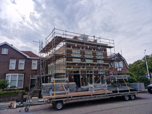 Stalen Layher steiger te huur/Steiger voor complete woning te huur.
