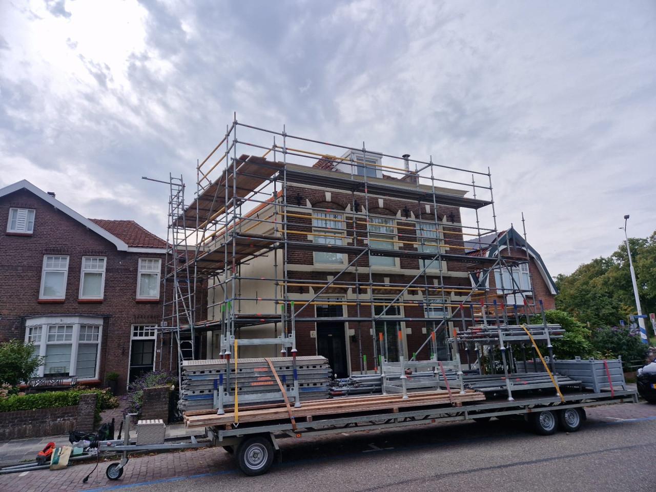 Stalen Layher steiger te huur/Steiger voor complete woning te huur.
