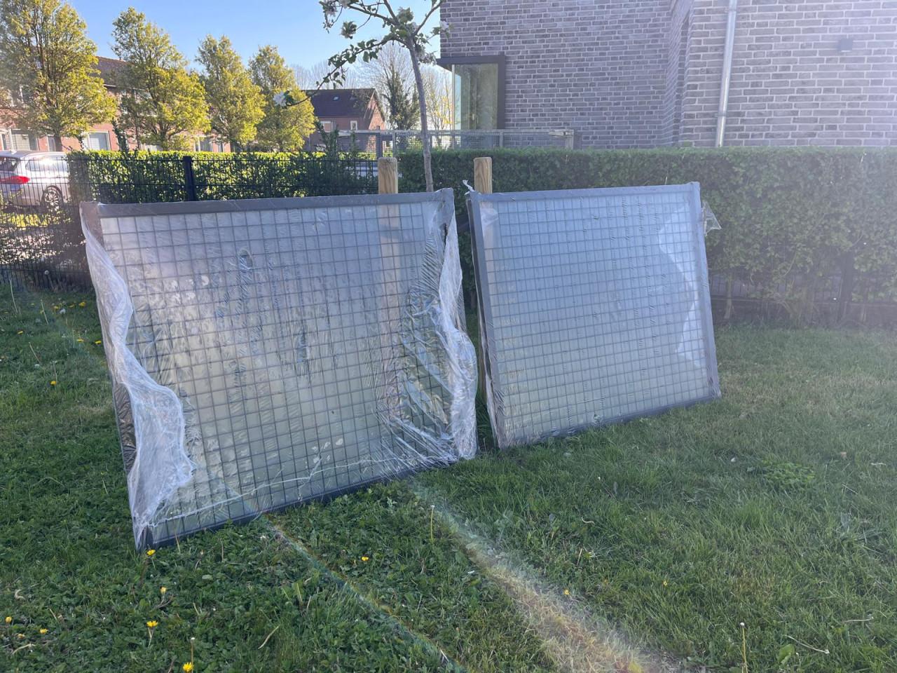 2x Zwart metalen enkeldeurs poort in fabrieksverpakking