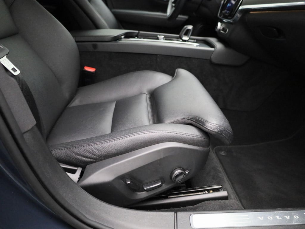 Volvo V90 2.0 b4 momentum business | automaat | navigatie | leder | apple c