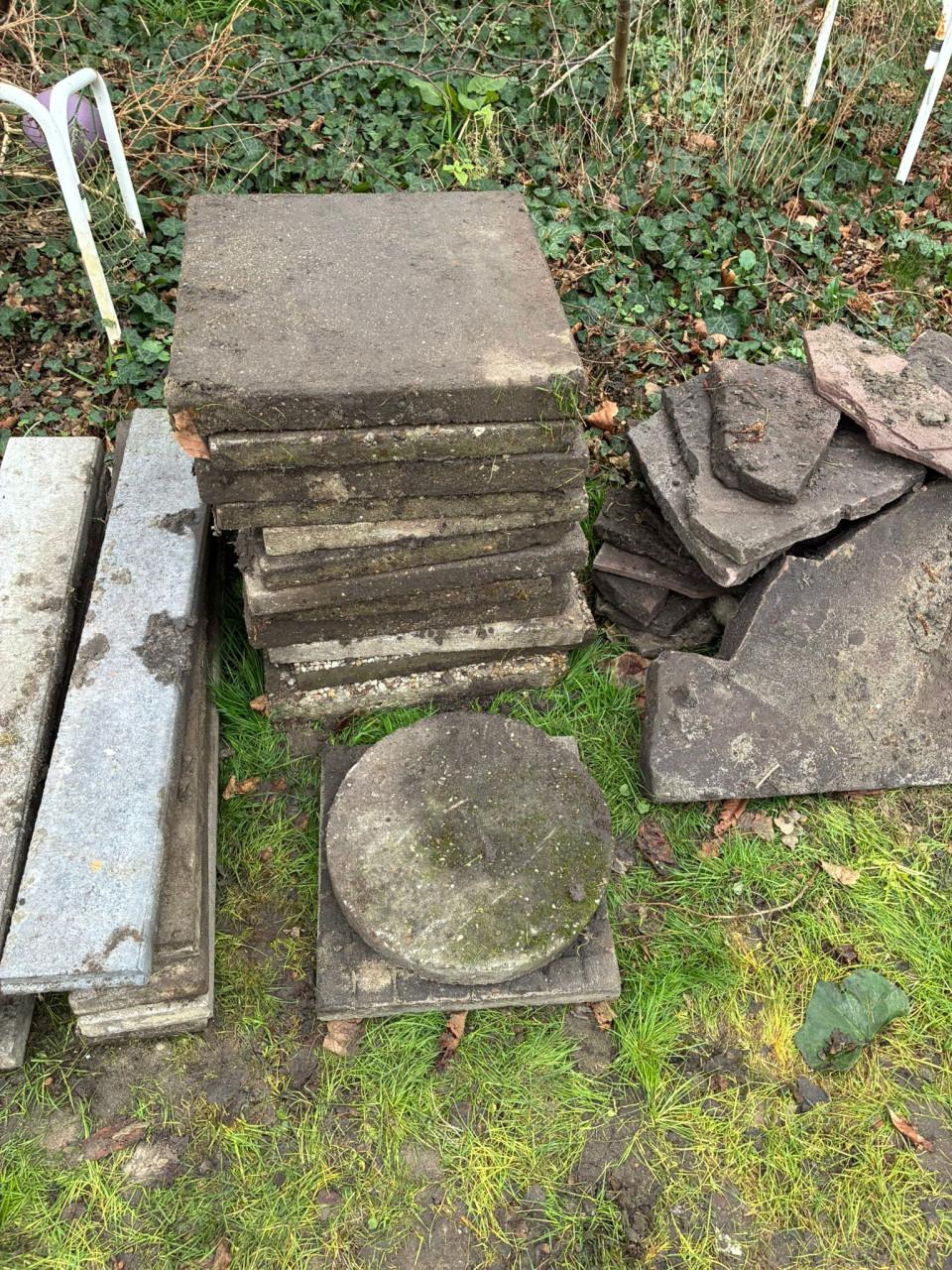 GRATIS 130 stoeptegels, 10 vierkante 50x50 betontegels, grindtegels