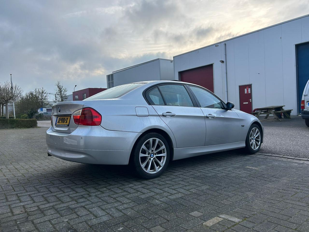 BMW 3-serie 320i Graphite LEES TEKST!! VOL IN DE OPTIE!!
