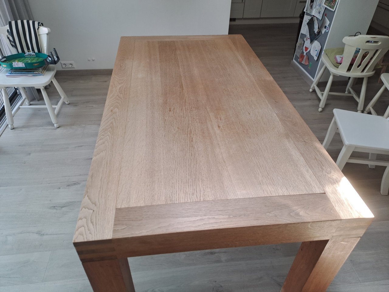 Eettafel evt met 6 leren stoelen