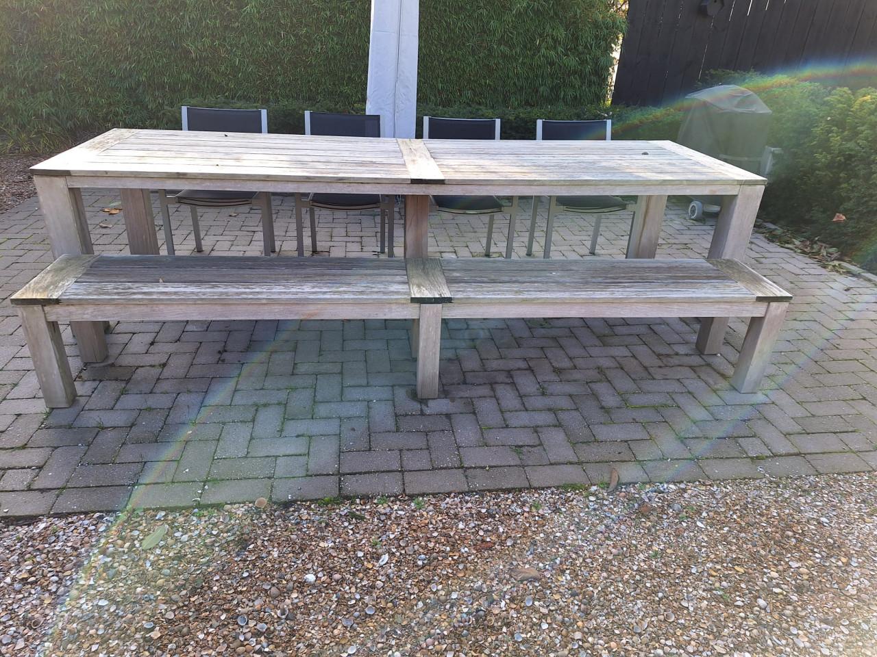 Grote teakhouten tafel met bankje en stoelen