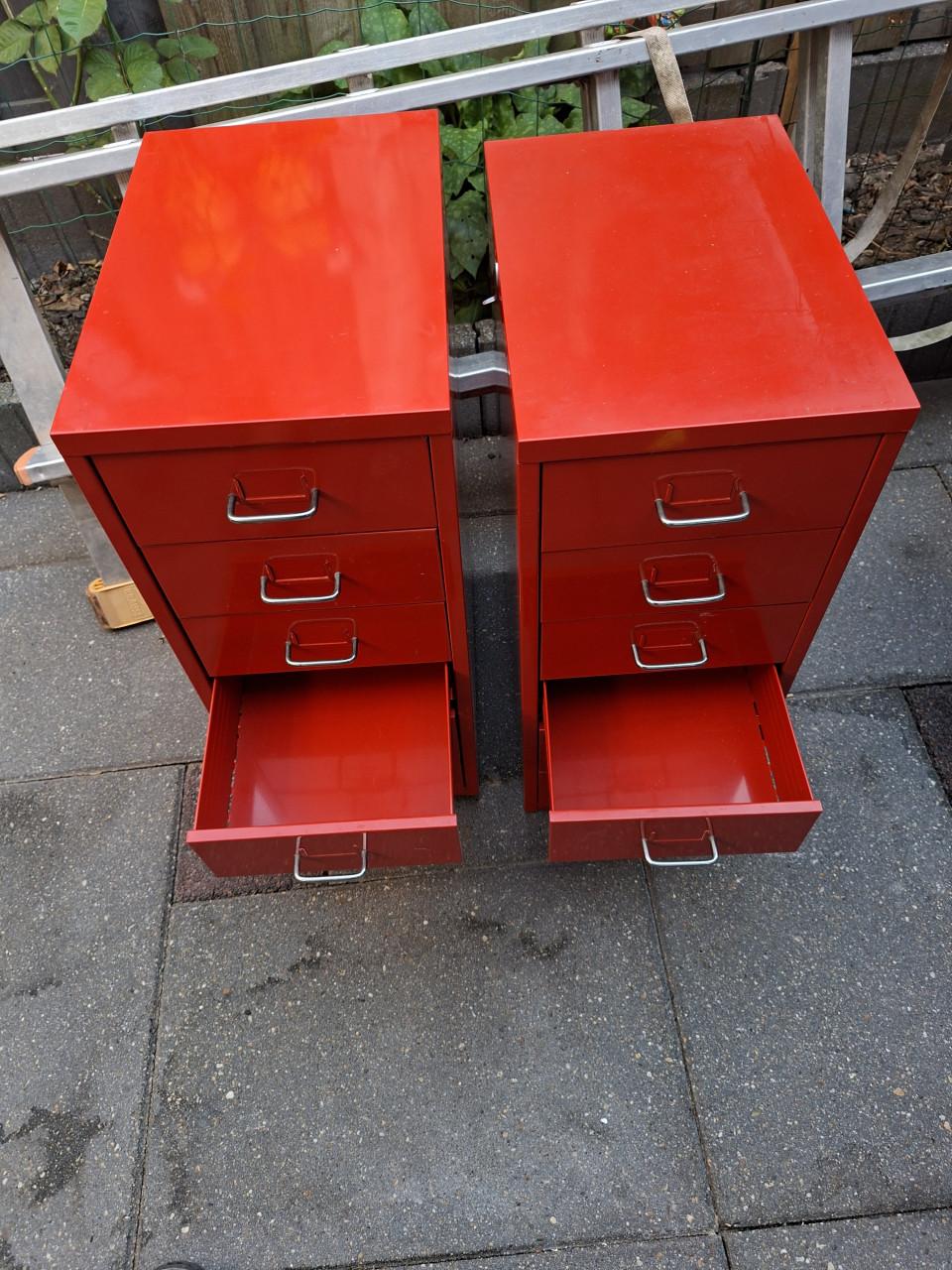 2 rode metalen ladenkastje om hobby spulletje op te bergen