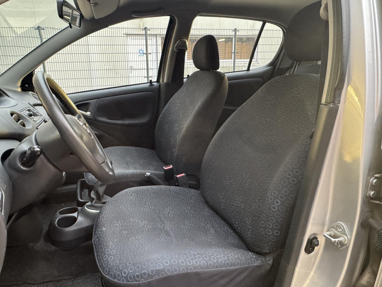 Toyota Yaris 1.3 VVT- i 5DR 2003 Zilver Apk Nap