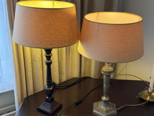 2 mooie Schemer/ Bijzetlampjes. 50 en 56 cm.