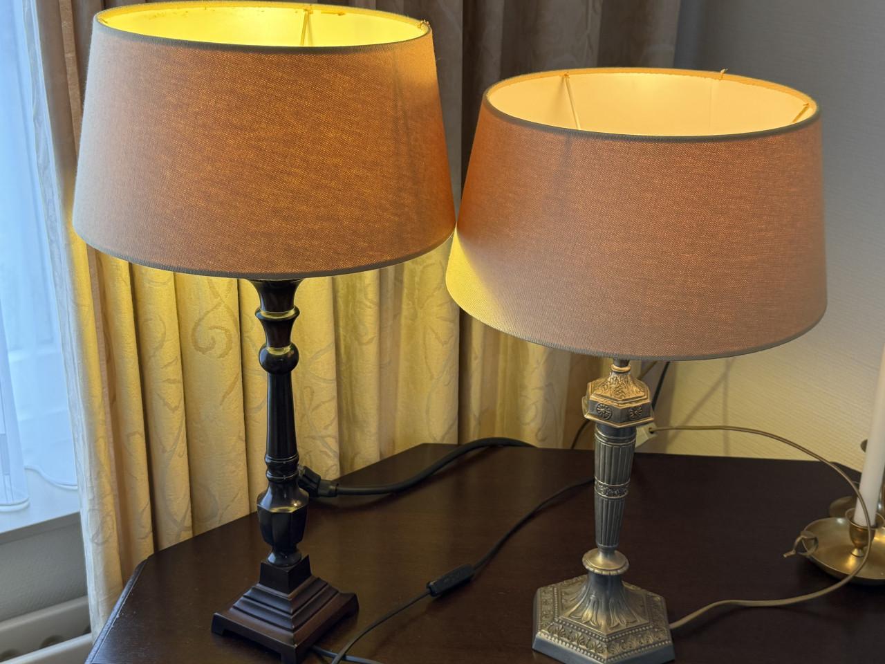 2 mooie Schemer/ Bijzetlampjes. 50 en 56 cm.