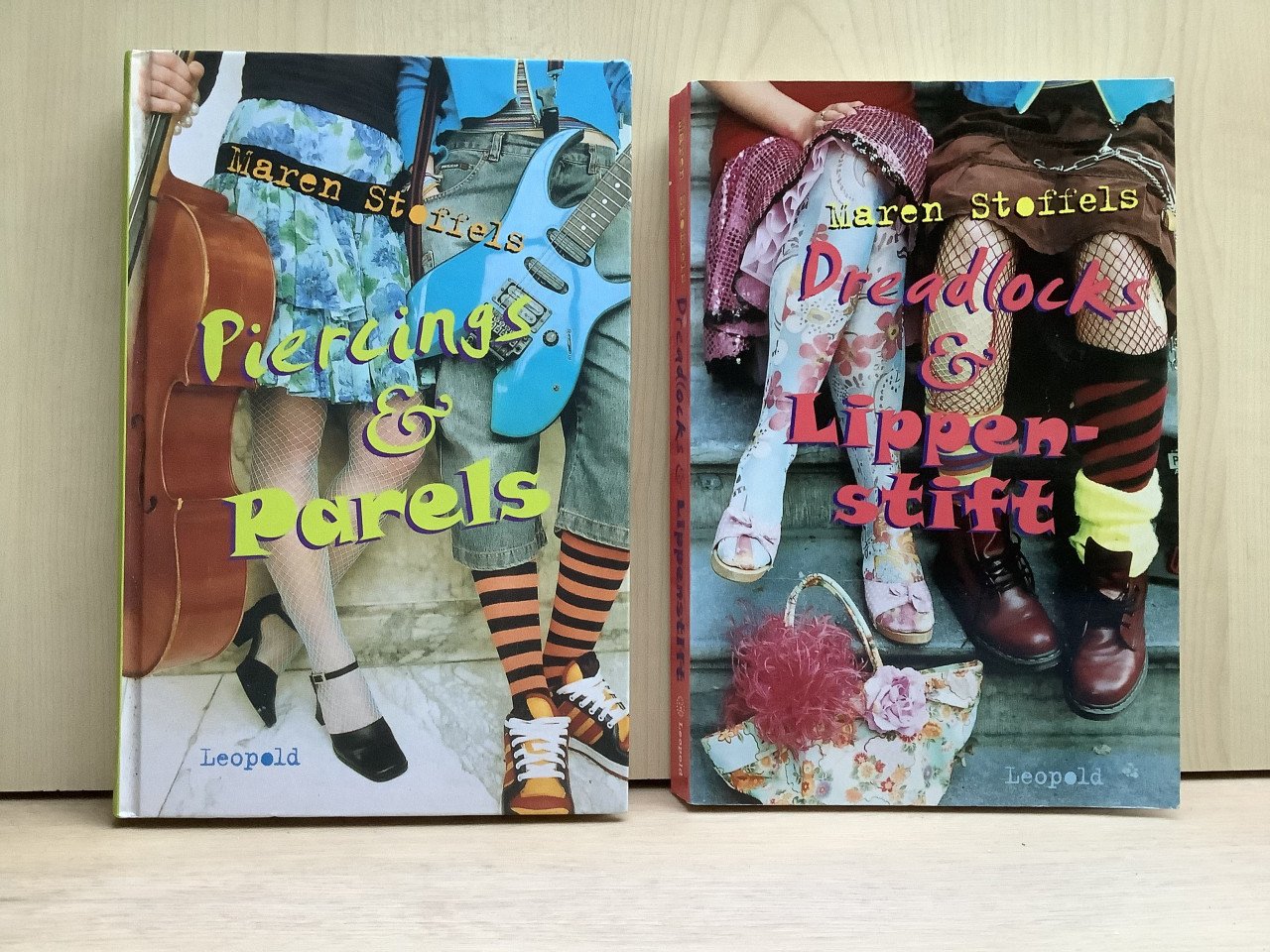 Stapeltje boeken te koop aangeboden, van alles wat.