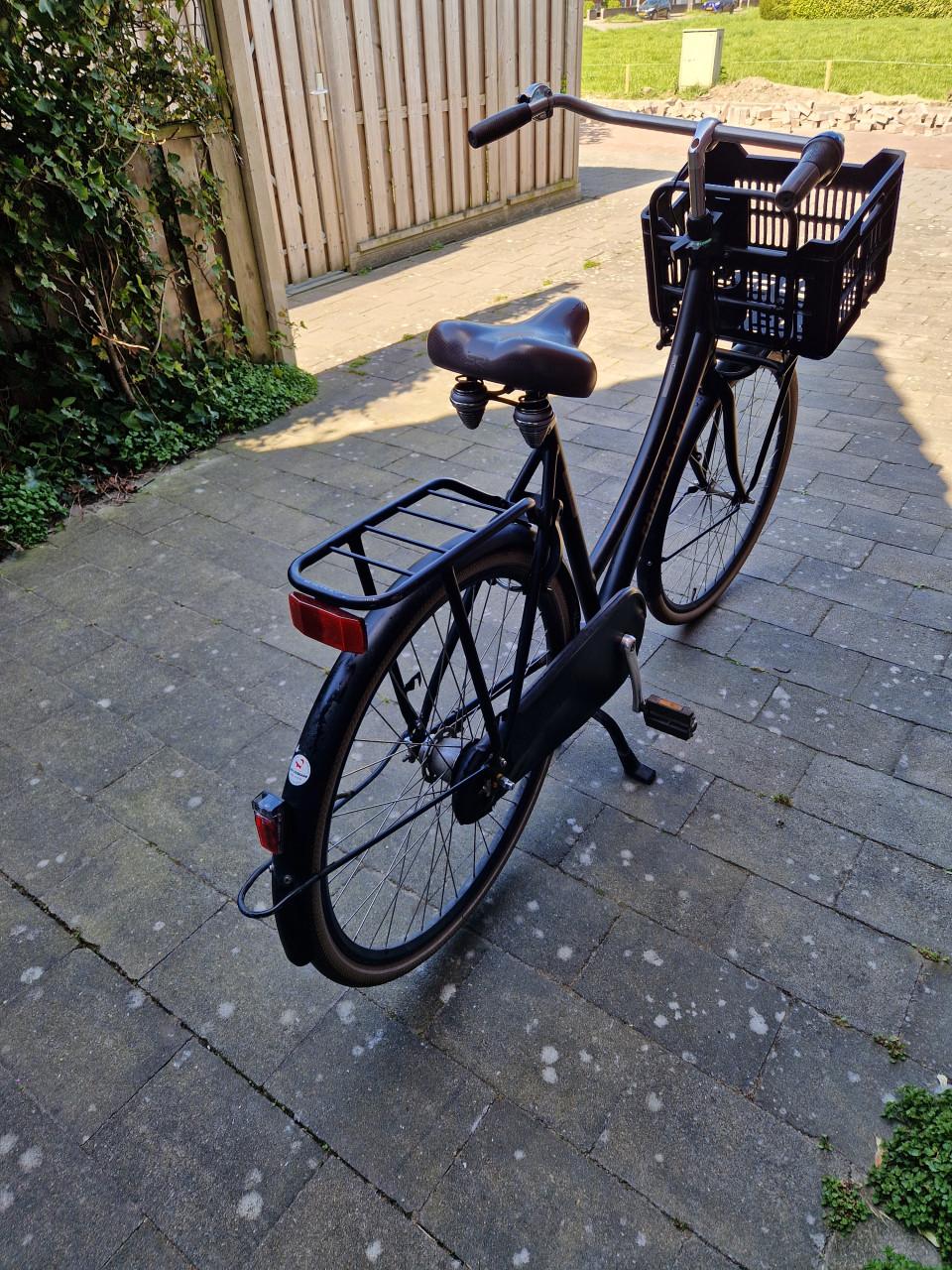 Damesfiets zwart met krat Cortina