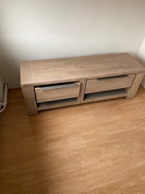 Diverse meubels, eettafel, salontafel, staande kast, tv meubel en dressoir