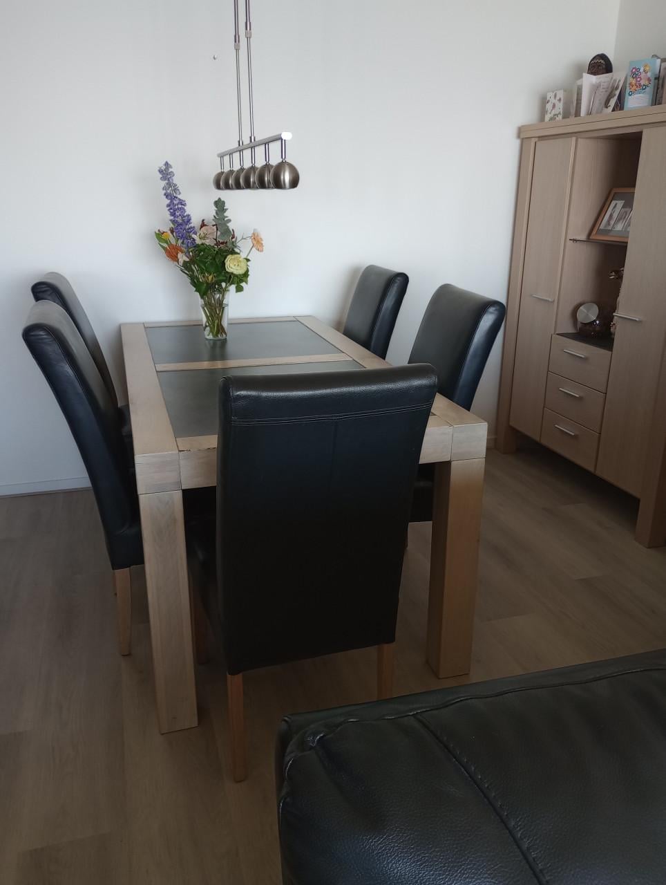 Eethoek met 5 leren stoelen