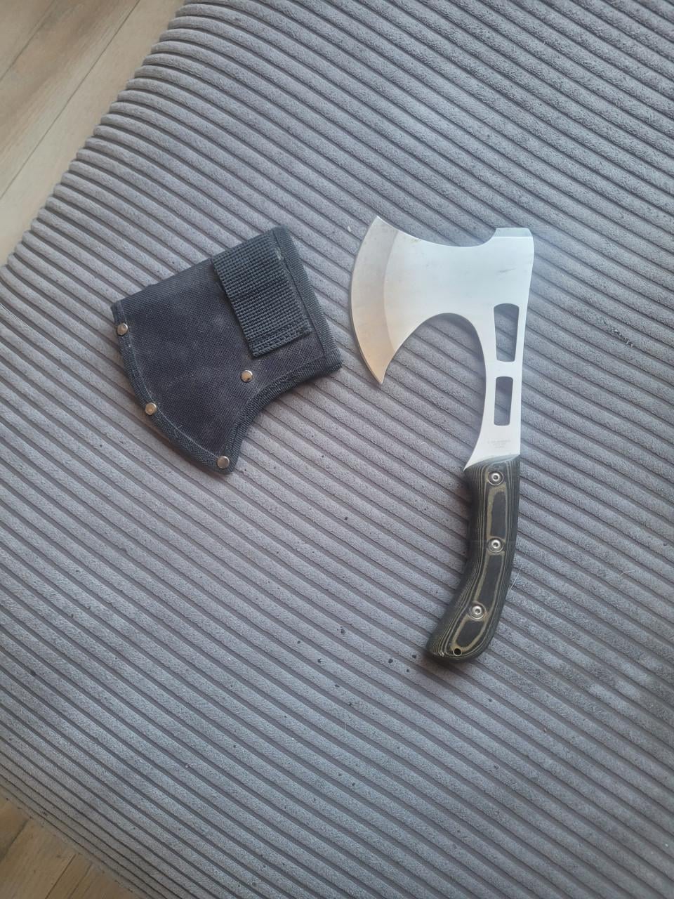 Tactische handbijl of bushcraft hatchet.