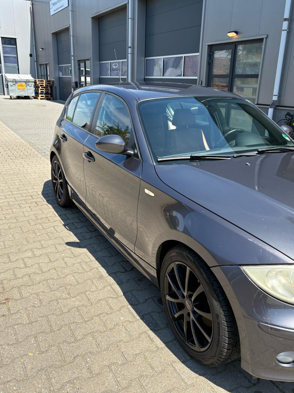 BMW 120i Grijs
