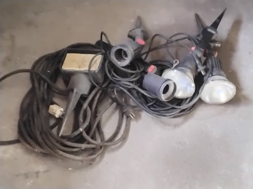 Verlengsnoer met dubbel stopcontact en 4 fittingen met en zonder lamp.