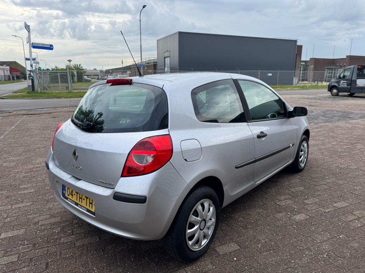 Renault clio automaat bj 2006 1250 euro