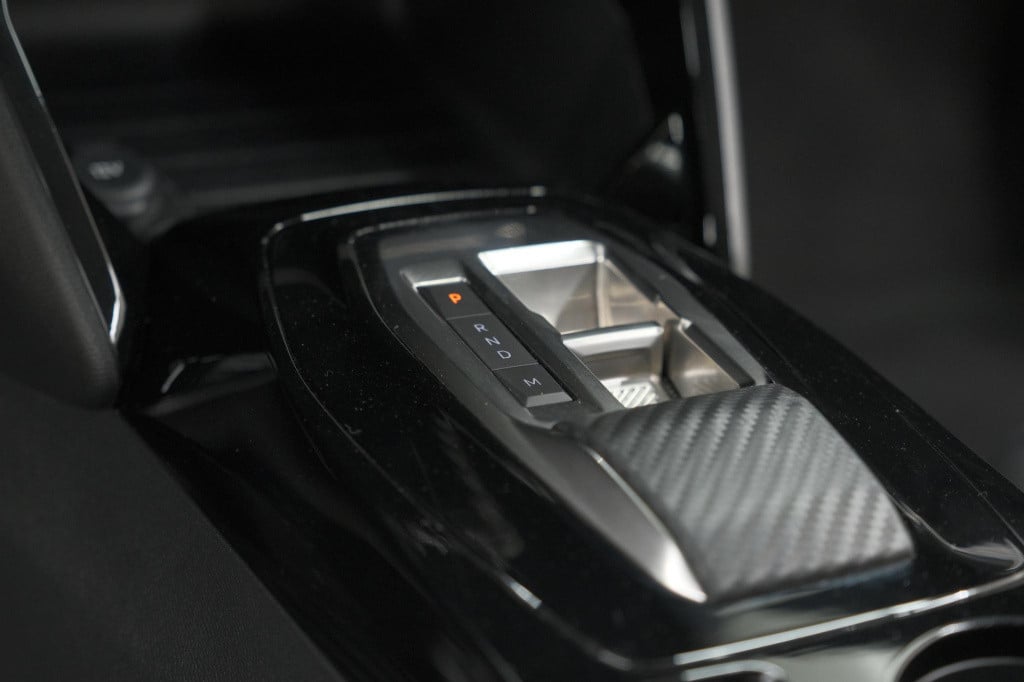 Peugeot 208 hybrid 100 e-dcs6 allure | camera | keyless entry | apple carpl