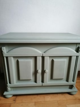 Kast met 2 deurtjes en een smal spijltje