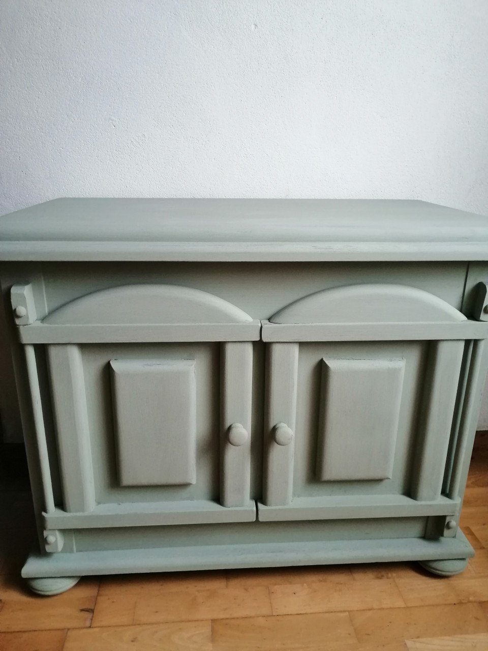 Kast met 2 deurtjes en een smal spijltje