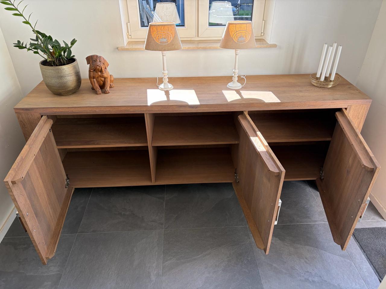 Robuust dressoir (eventueel met salontafel)