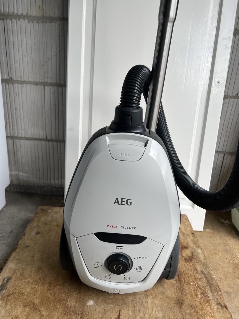 Als nieuw en kort gebruikte AEG stofzuiger winkelprijs €178,-