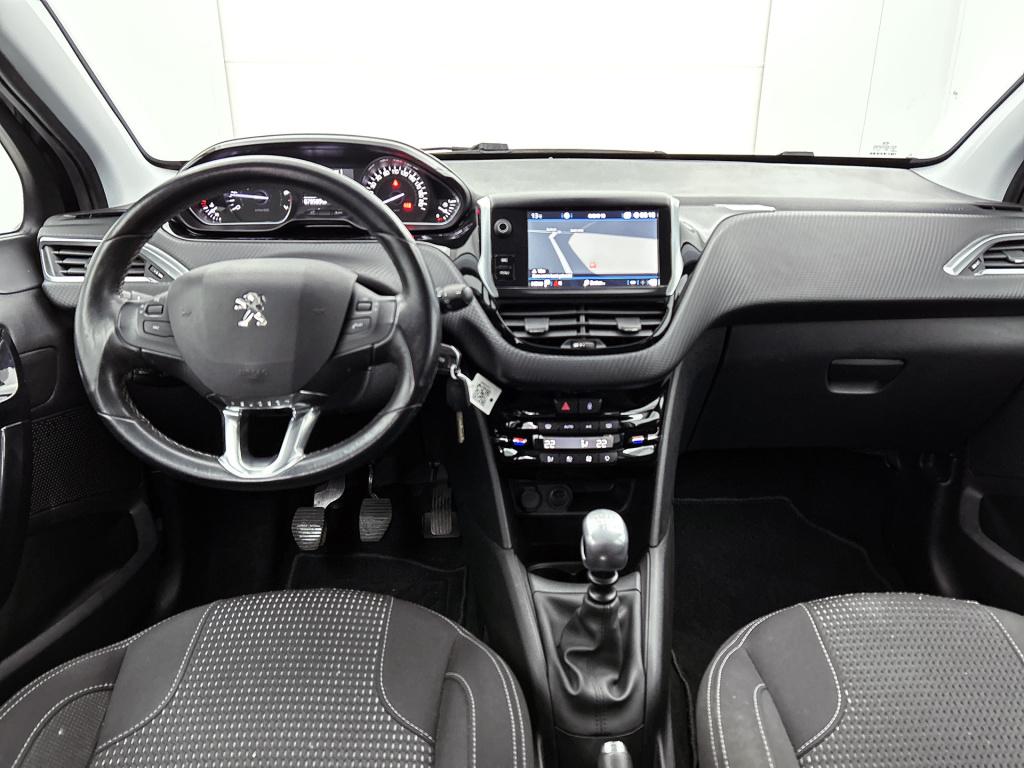 Peugeot 208 110pk tech edition | rijklaar | trekhaak | camera achter | navi