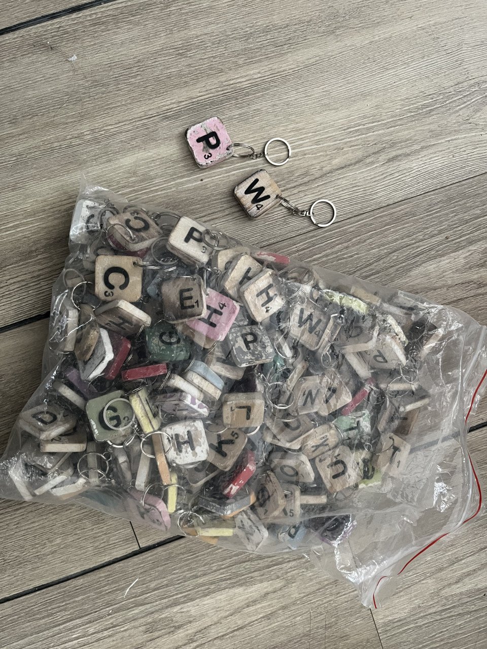 Partij scrabbleletters en sleutelhangers