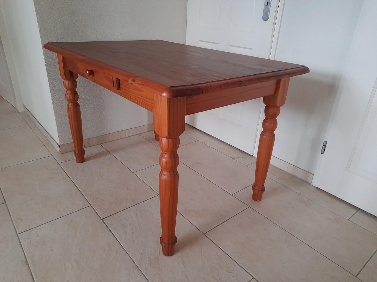 Mooie tafel 80 x 120 x 76H (in goede nette staat )