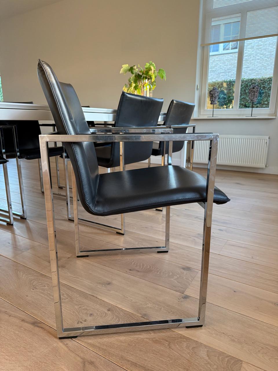 Eethoek met Arco Frame stoelen en Metaform witte tafel
