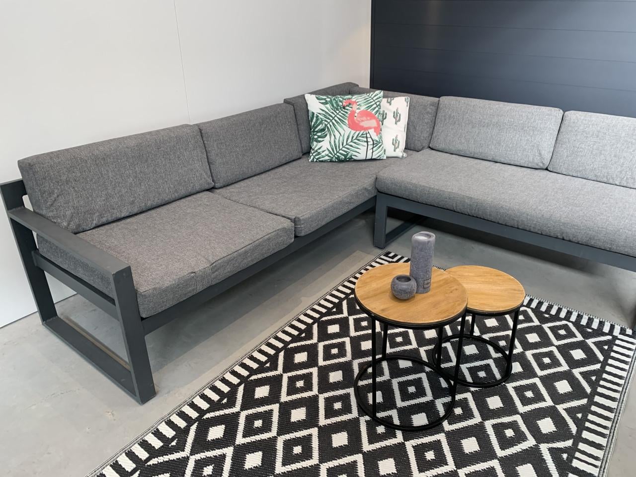 Loungeset aluminium grijs met grijze kussens en tafeltjes.