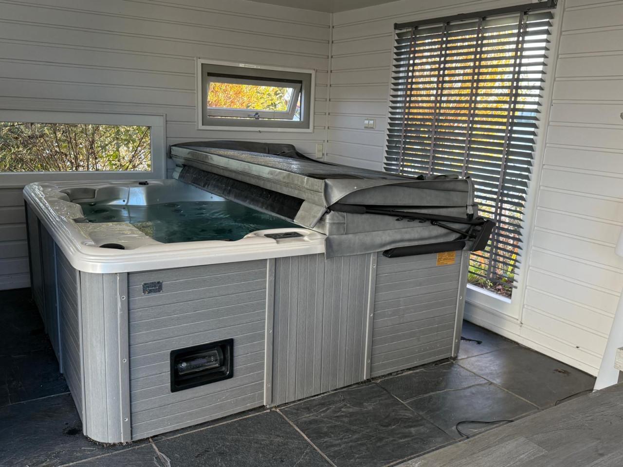 Jacuzzi- 5 persoons goed onderhouden