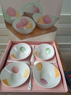 Nieuw dessert/ ijs schaaltjes met lepels