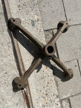 Zeldzaam gietijzeren antieke parasol voet
