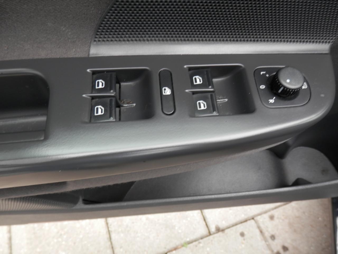 Auto Garant Biedt Aan: Volkswagen Golf Variant 1.4 TSI Trendline Business