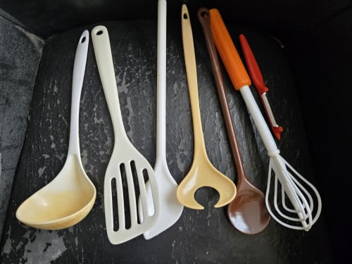 Vintage keukengerei 5x melamine, handklopper en dunschiller