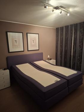 Electrische  boxspring, merk Auping, 2 motorig 160 bij 210.