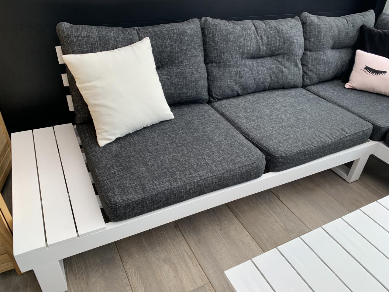 Alminium loungset met kussens en tafel merk SENSE.