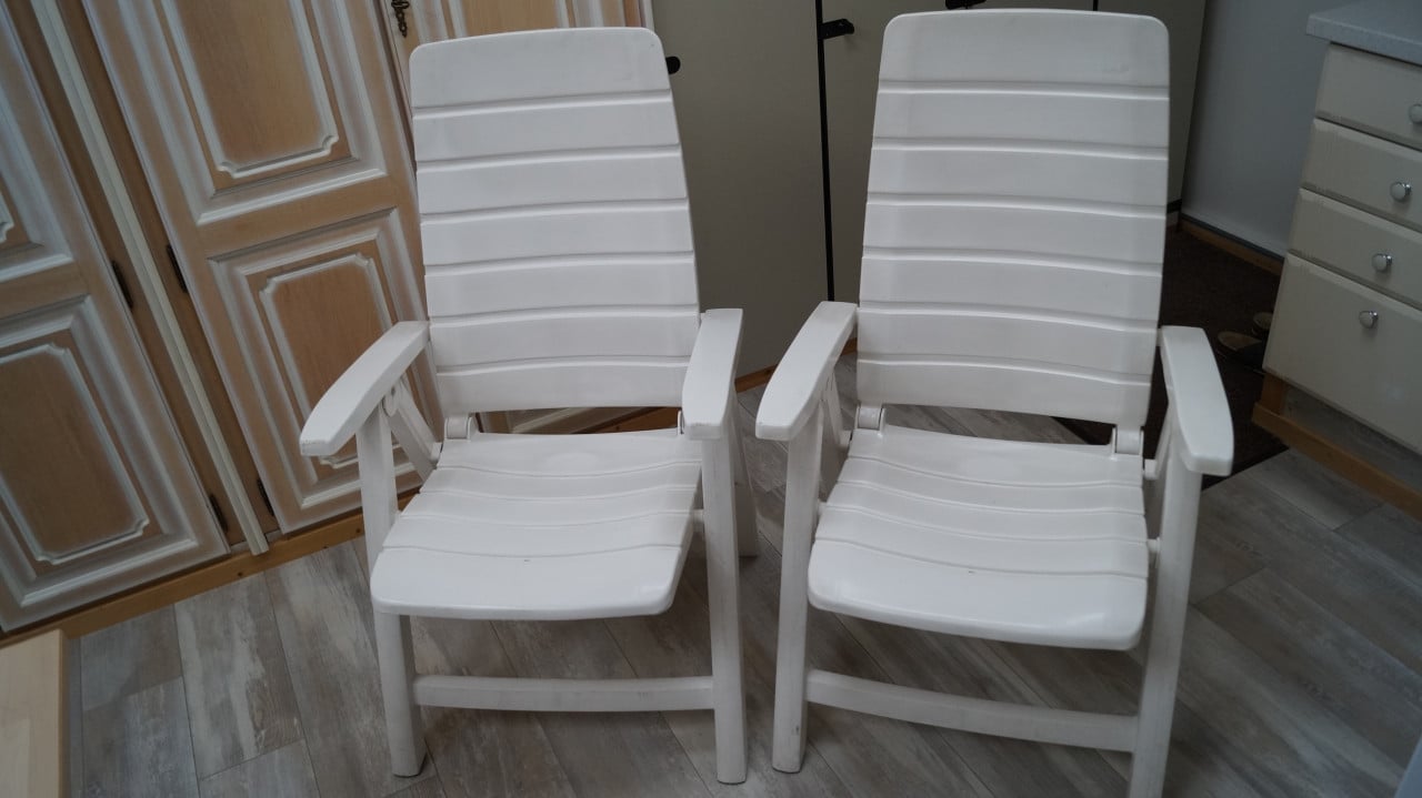 Twee witte Hartman "Carlton" tuinstoelen (gratis)