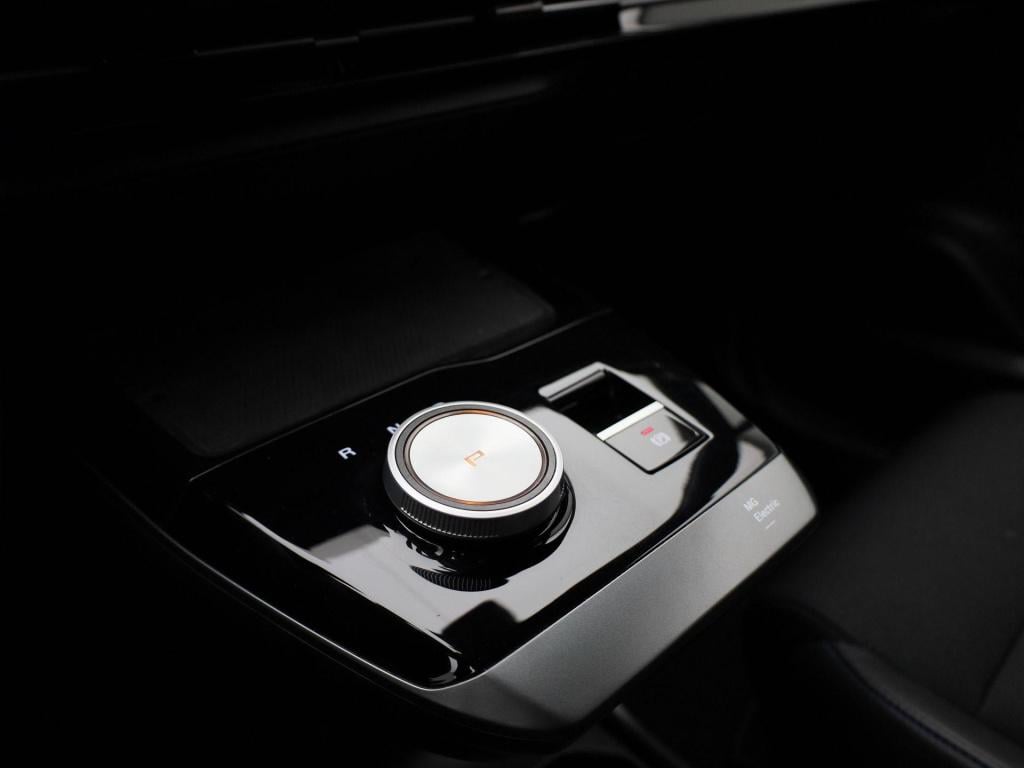 MG Mg4 64 kwh luxury | automaat | navigatie | climate control | apple carpl