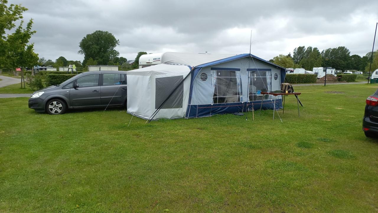 Caravan met voortent en luifel