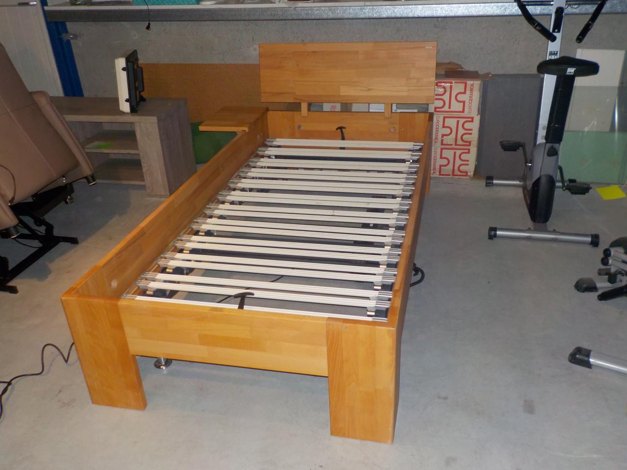 In nieuwstaat geheel massief ledikant 100 x 200 cm + elektrische bodem +