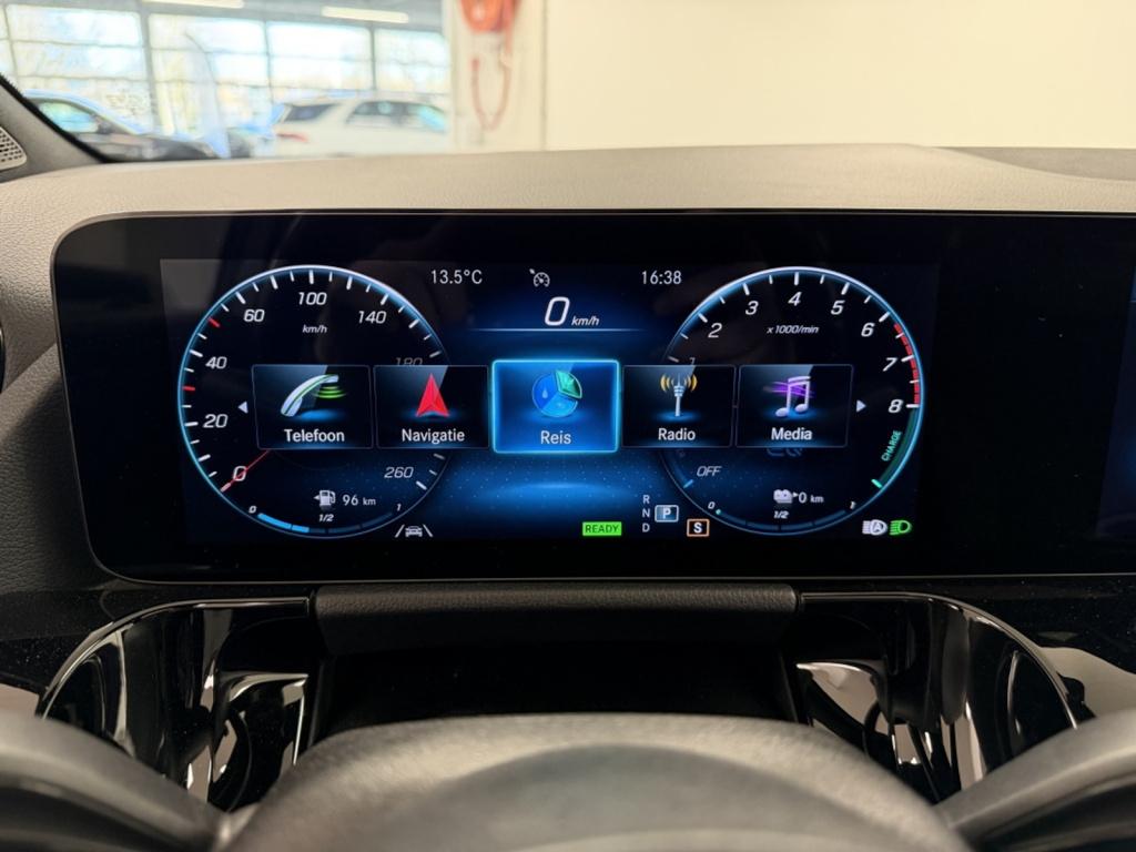 Mercedes-Benz Gla-klasse 250 e amg line | trekhaak | panoramadak | memory |