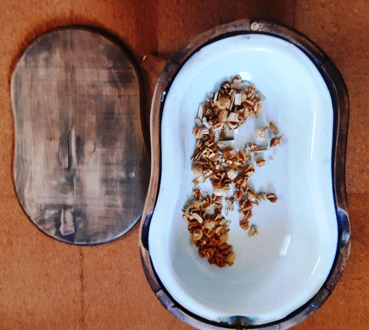 Bijzonder antiek bijzet tafeltje met een verstopt bidetje.