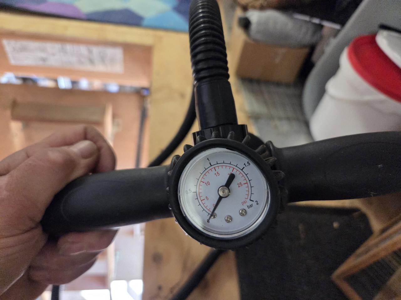Handpomp met manometer