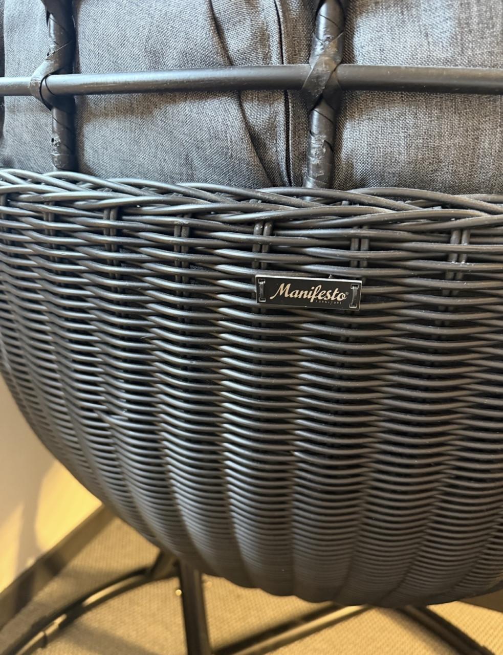 Manifesto Hangstoel zwart grijs met kussen