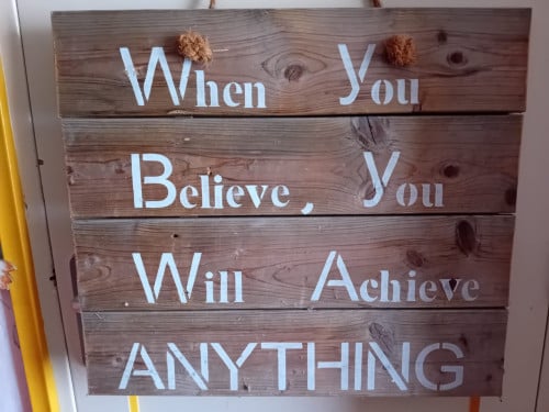 Spreuk op houten bord "When you believe, you will achieve anything